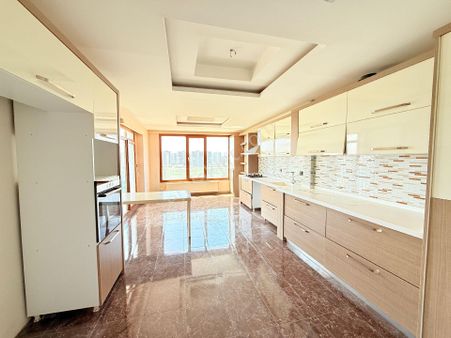 Mastfros Kavşağı Çarşamba Pazarı Önünde Ultra Nezih Mekanda