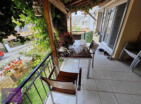 Yenifoça Marina'ya Çok Yakın Konumda Satılık 4+1 Villa