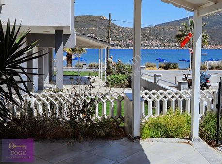 Yenifoça'da 6+1 Denize Sıfır Bahçeli Satılık Villa