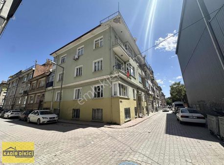 Kadir Dikici'den Şehir Merkezine Yakın Bakımlı Satılık 2+1 Daire