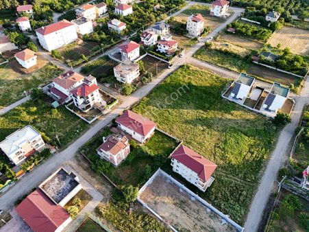 Sahil Tarafı İkiye Bölünebilir 3 Kat Köşe Başı Villa Arsası