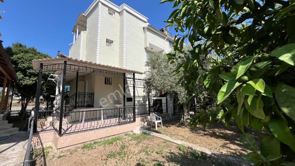 Davutlar'da Havuzlu Nezih Site İçerisinde Satılık Villa