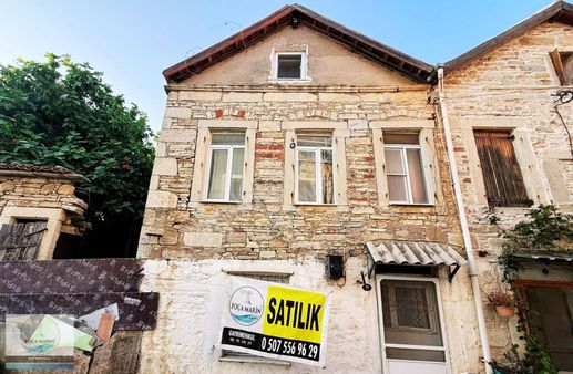 Yenifoça Marina'ya Çok Yakın, Mükemmel Lokasyonda Taş Ev