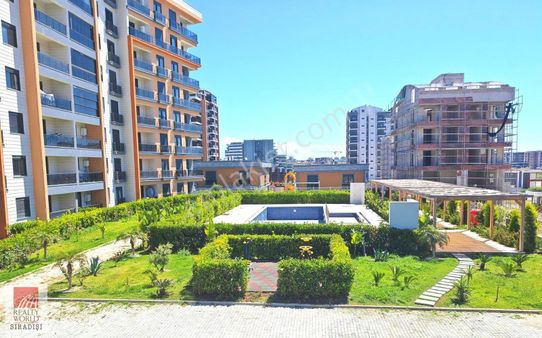 Altıntaş'ın Merkezinde İskanlı Sıfır Havuz Manzaralı 3+1 Villa