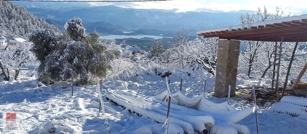 Bucak Dutalanda İçinde Prefabrik Ev Olan Manzaralı Köşe Parsel