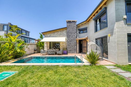 Urla Atatürk Mah. Loft Mimarili Özel Müstakil Havuzlu Villa