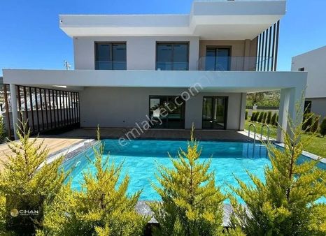 Kuşadası Güzelçamlı'da Tek Müstakil Özel Havuzlu Villa