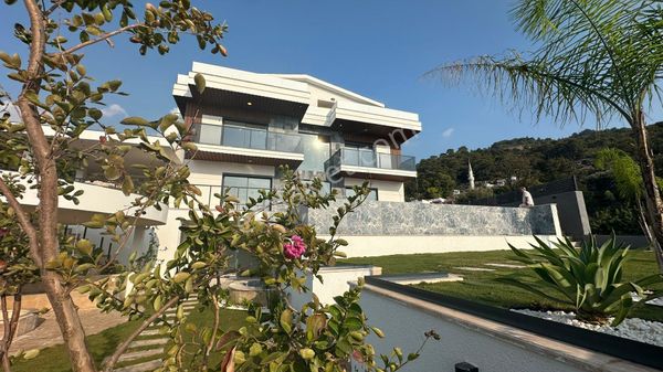 Faralyada Ultra Lüks Açık Kapalı Havuz Fitnes Hamam Sauna Jakizi