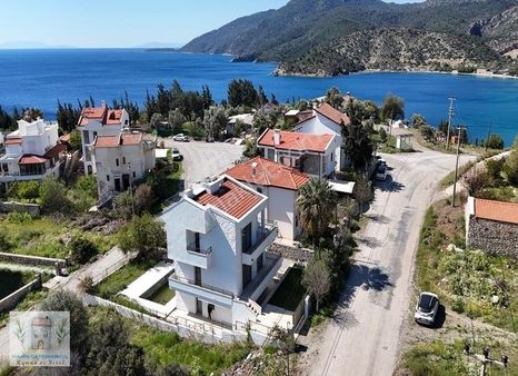 Marin'den 5+2 Emsalsiz Denize Yürüme Mesafesi Havuzlu Villa