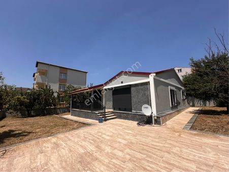 Büyükçekmece Kamiloba Mahallesinde Köşe Parsel Satılık Arsa Ve Prefabrik Ev