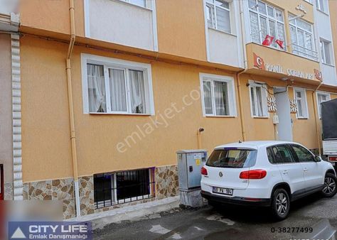 Reşadiye Mahallesi'nde Satılık Yarı Bodrum Depo Tapulu 3+1 Daire