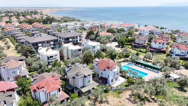 Ayvalık Alder Sitesinde Bakımlı Eşyalı 3 Katlı Villa
