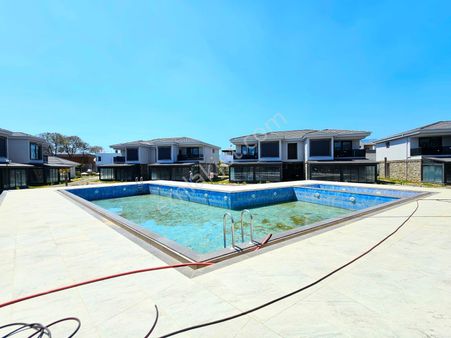 ▶ ▶ Akçay Körfez'den Denize Sıfır Havuzlu Site İçinde 3+1 Satılık Villa