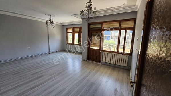 Yuvam Gayrimenkul'den Kiralık Salihli Aksoy Mah. Şüheda Cad. Yerliler Cami Çaprazı 3+1 Daire
