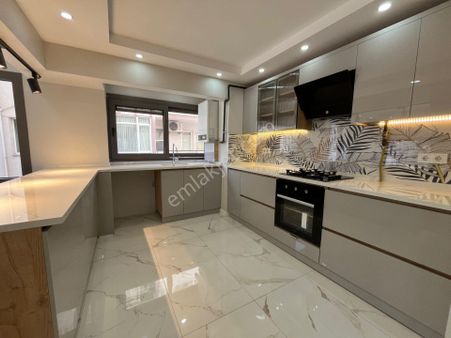 Asil'den Üçyolda 3+1 Cadde Üzeri Arakat Asansörlü Full Yapılı