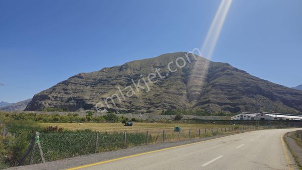 Tortum Şelalesine 10 Dk Mesafede Uzundere’de Ana Yol Üzeri Satılık Arsa Süper Konumda