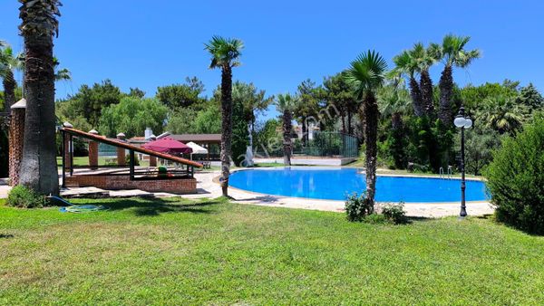 Urla Çamyuva Sitesi’nde 2.233m2 Arsa Paylı Harika Villa!