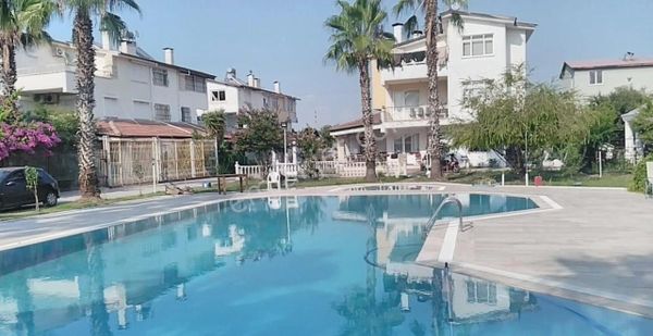 Pınarlıda Site İçinde Bahçeli Havuzlu Triplex Villa