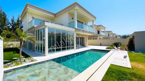 Kuşadası Karaova'da Denize 501 M, Akıllı Sistemli, Kış Bahçeli Lüks Villa