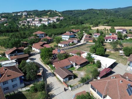 Günbaşı Köyünde 713m2 Arsa Üzerinde Satılık Ev Ve Garaj Fırsatı!