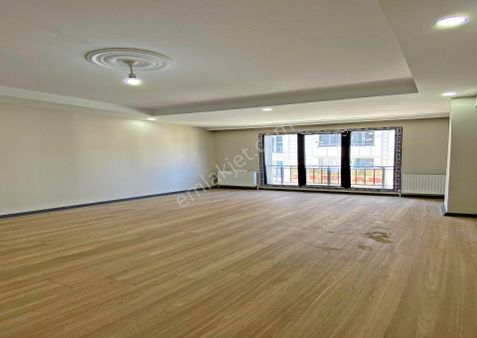 Merkezi Konum Metrobüse 9 Dk Geniş M2 2+1 Acil Satılık Daire