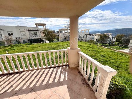 Büyük Köşe Bahçeli Satılık Ev Özel Plajlı Sitede İngilizden Acil Satılık