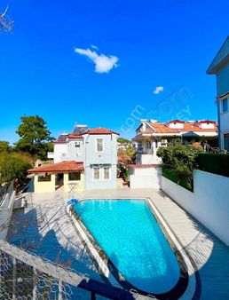 Hisarönü'nde Satılık 3 Yatak Odalı Yarı Müstakil Villa