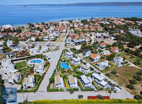 Çanakkale Güzelyalıda Havuzlu Sitede Lüks 4+1 Satılık Villa