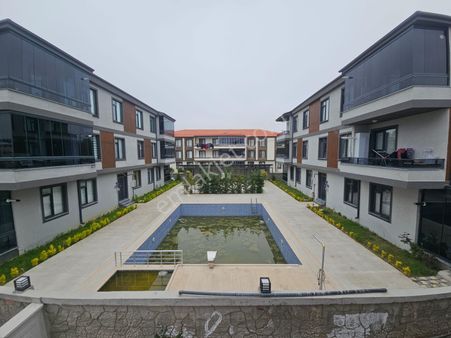 Karasu Aziziye Mahallesinde Havuzlu Müstakil Satılık Daire