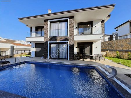 Akbük'te Deniz Manzaralı Dev Havuzlu 4+1 Lüks Villa