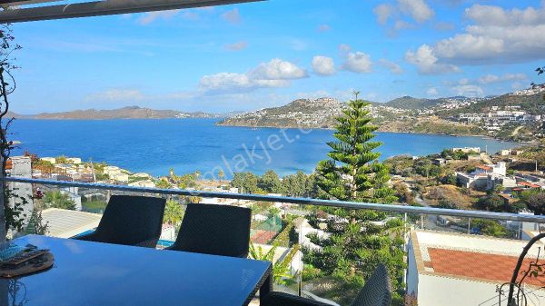 Bodrum Gümüşlükte Satılık Havuzlu Sitede Deniz Manzaralı 2+1 Üst Kat Daire