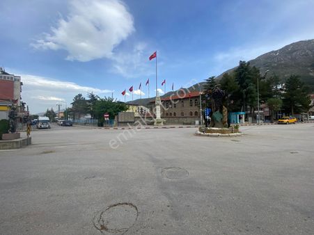 Isparta Senirkent Merkezinde Geniş Bahçeli Satılık Müstakil Ev