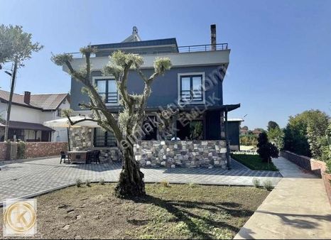 Kayalarreşibey'de 680 M2 Arsa İçerisinde 380m2 4+1 Satılık Villa