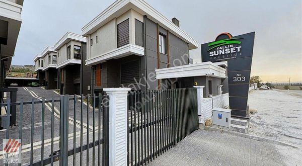 Adalı'dan Karabayır Bağlarında Site İçersinde Muhteşem Villa