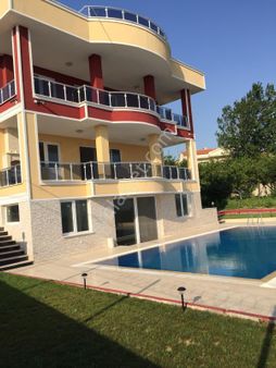 Kumburgaz’da Deniz Ve Havuz Manzaralı 1054 M2 Satılık Villa