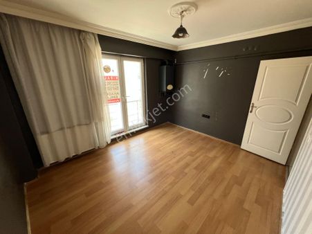 Akademi'den Sütlüce'de Ara Kat Çift Cephe Geniş Boş Satılık 1+1