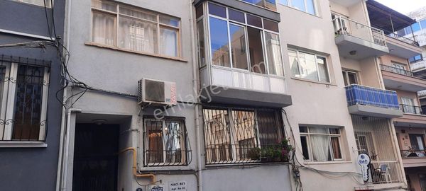 İzmir'ingözde Semti Gözte'de Ana Caddeye 50m. Sahile 100m 1. Kat Satılıktır