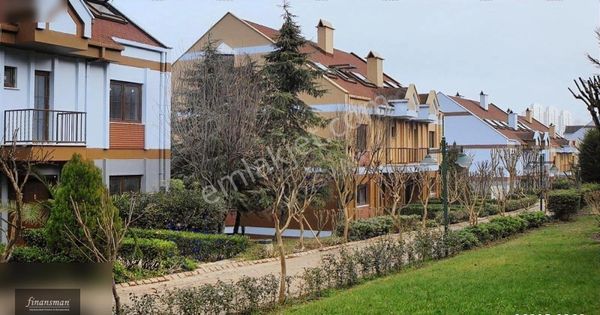 İyi Konumda.. Cadde Üzeri.. Havuzlu Sitede.. A Tipi Lüx Villa..