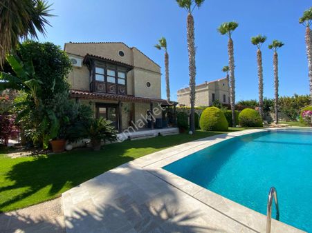 Alaçatı Köyiçinde Butik Sitede Havuzlu Müstakil Bahçeli Ve Avlulu 3+1 Satılık Lüks Taş Villa