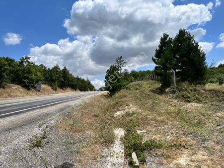 Asfalt Yol Üzerinde Özel Konumlu Arazi