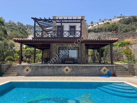 Gündoğan Deniz Manzaralı Havuzlu Geniş Bahçeli 3+1 Kiralık Villa