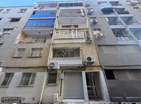 Karşıyaka Tersane'de Merkezi Lokasyonda Satılık 3+1 Daire