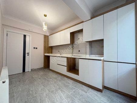 Arya'dan Akçay'da Plaja 100 Metre Bahçe Kullanımlı Daire