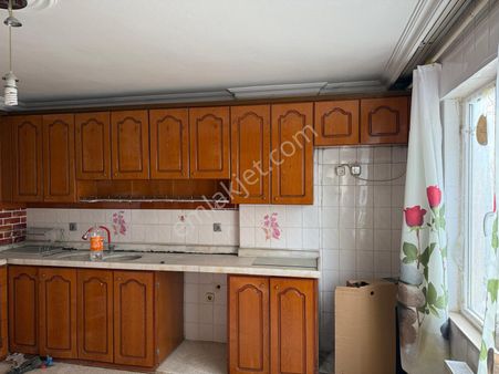 Merkezi Konumda Doğalgazlı Asansörlü Parkeli Arakat Bakımlı