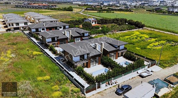 Selimpaşa'da Havuzlu Yerden Isıtmalı 4+1 Hazır Sıfır Lüks Villa!