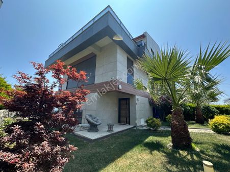 Zeytinli Mah 545 M2 Arsa İçinde Lüx Eşyalı Özel Saunalı Havuzlu