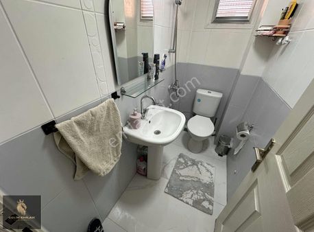 Altınova Merkezde 140m2 Bakımlı, Büyük Balkonlu 3+1 Daire