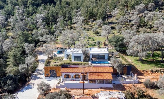 Bodrum Kızılağacda Satılık 1350 M2 İcinde 2adet Havuzlu Villa
