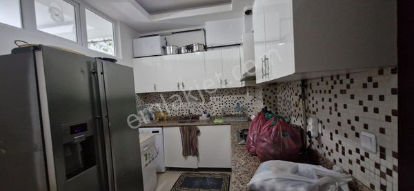 Karataş Merkezde Aile Binasında Satılık Geniş 1+1 Daire