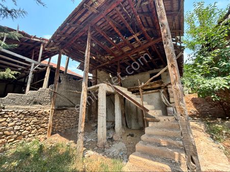 Yayla Bekçilerde İçerisinde Eski Ev Olan Satılık Tek Tapu Parsel Köy Merkezinde